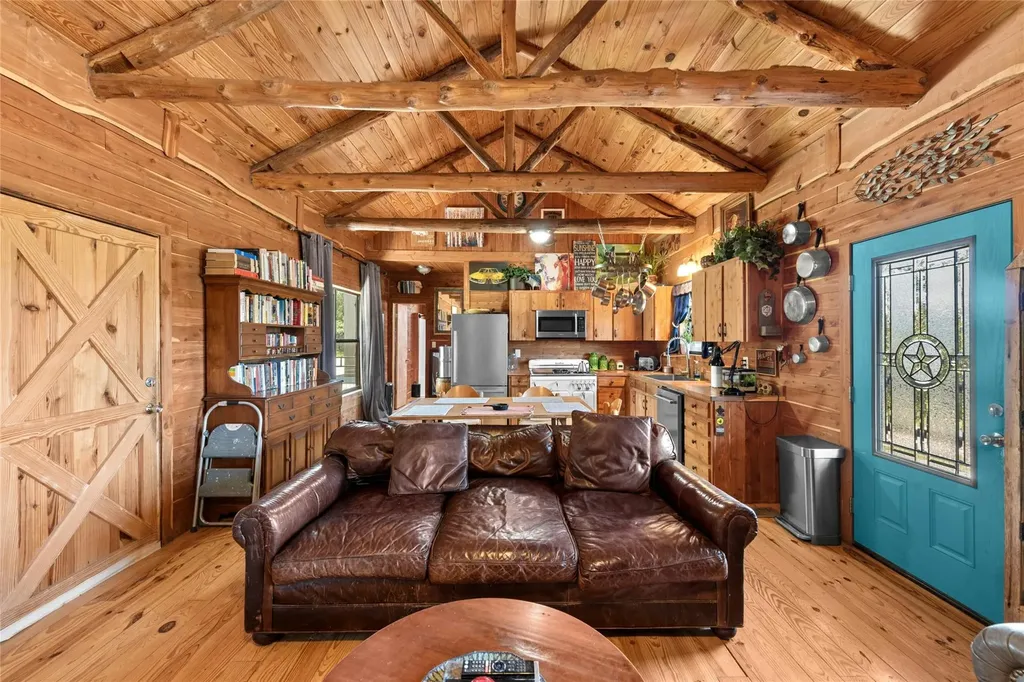 496 Middleton Road Spicewood TX 78669