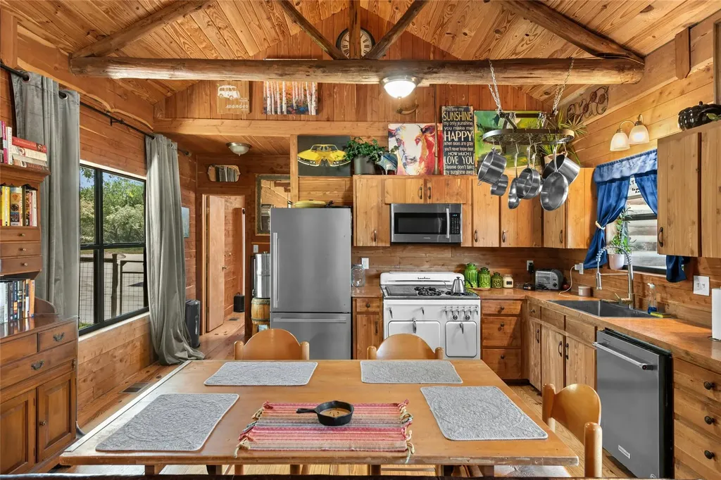 496 Middleton Road Spicewood TX 78669