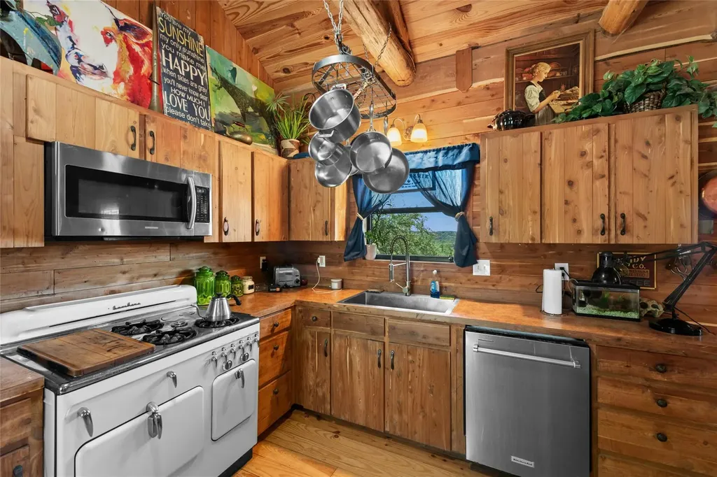 496 Middleton Road Spicewood TX 78669