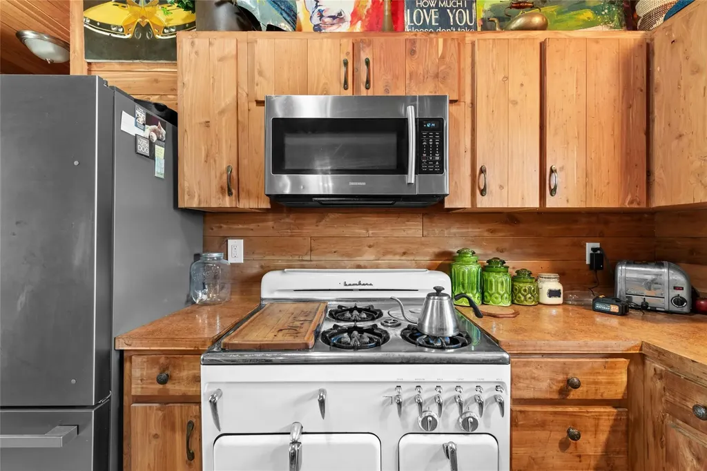 496 Middleton Road Spicewood TX 78669