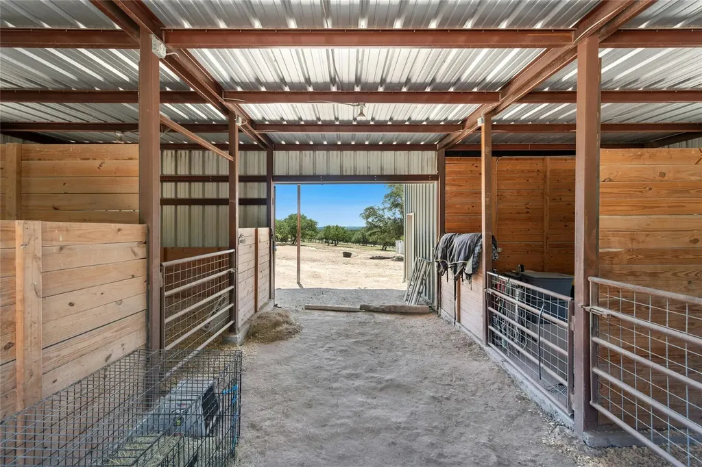 496 Middleton Road Spicewood TX 78669