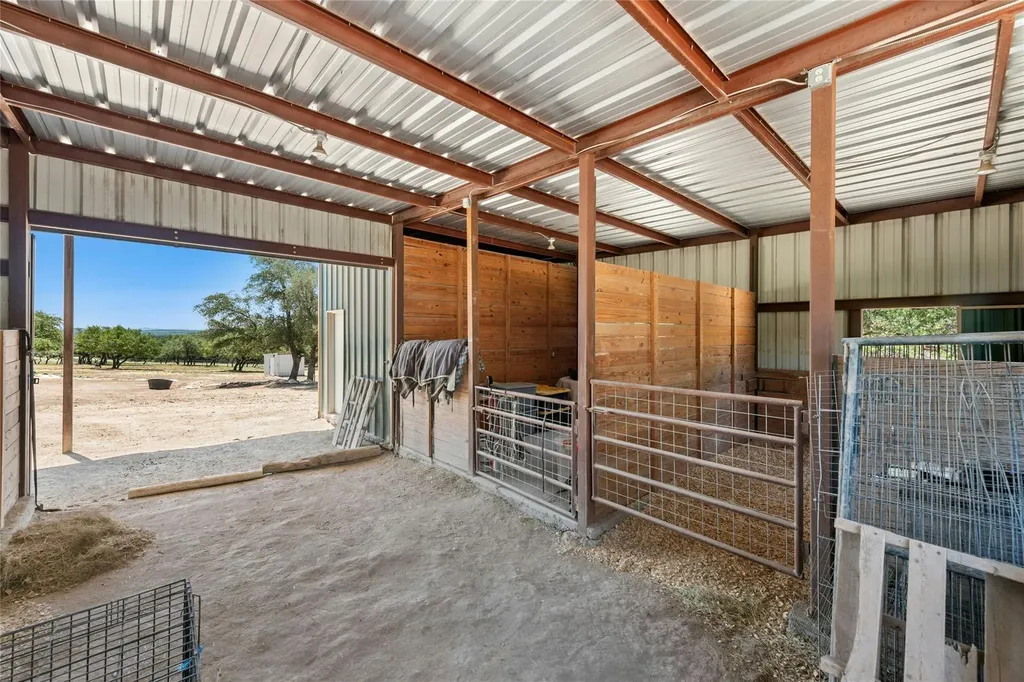 496 Middleton Road Spicewood TX 78669