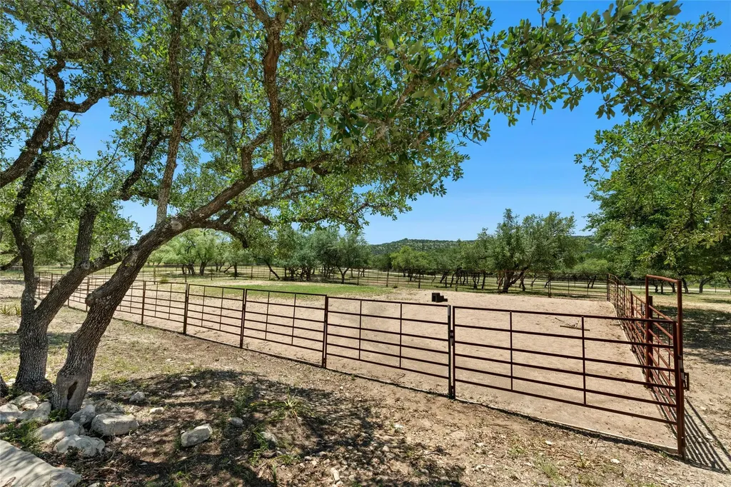 496 Middleton Road Spicewood TX 78669