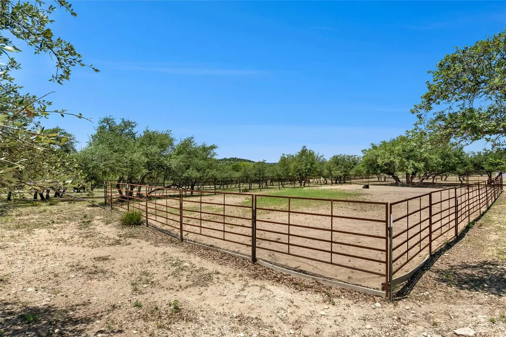 496 Middleton Road Spicewood TX 78669
