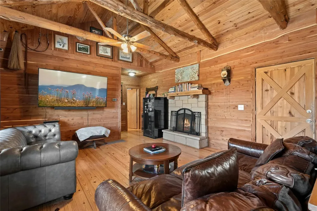 496 Middleton Road Spicewood TX 78669