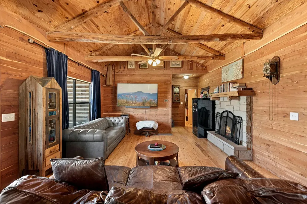496 Middleton Road Spicewood TX 78669