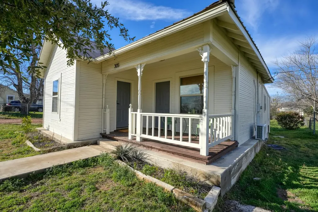 305 W Tarrant Street Llano TX 78643