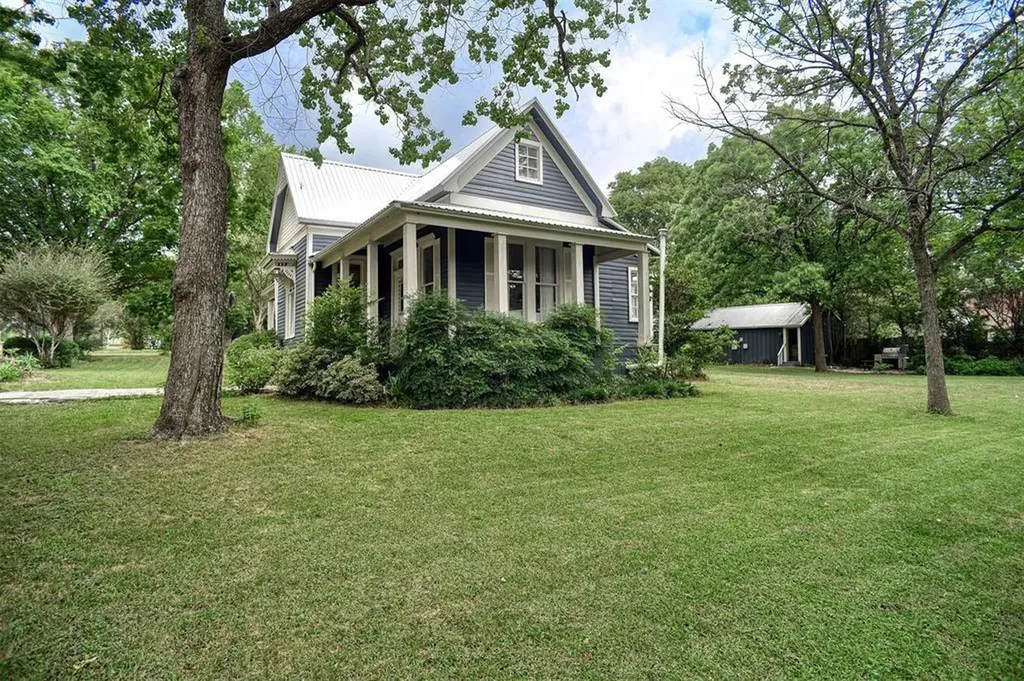 306 5th Avenue Smithville TX 78957
