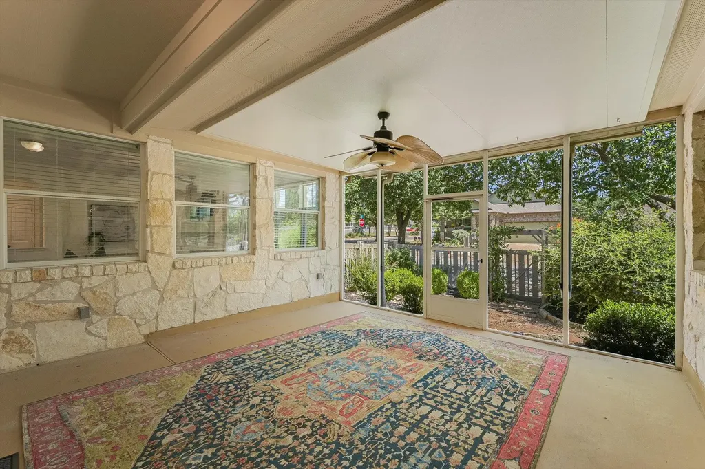 1049 Sanders Kyle TX 78640