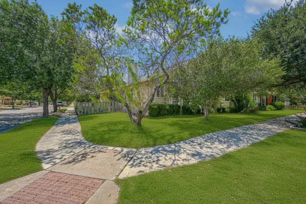 1049 Sanders Kyle TX 78640
