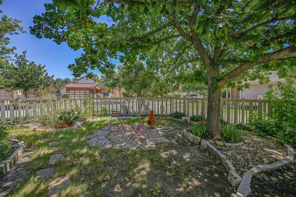 1049 Sanders Kyle TX 78640