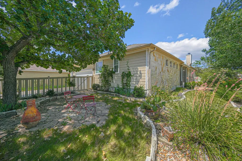 1049 Sanders Kyle TX 78640