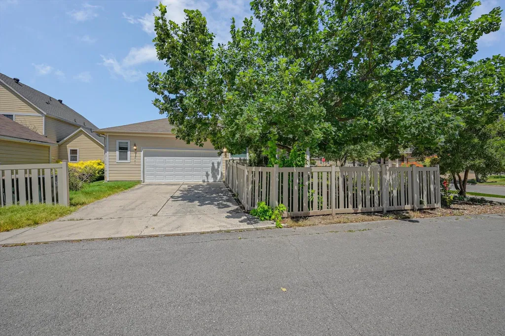 1049 Sanders Kyle TX 78640