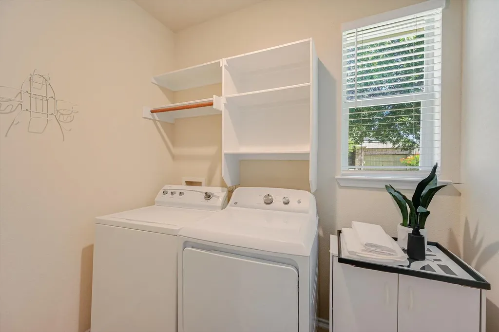 1049 Sanders Kyle TX 78640