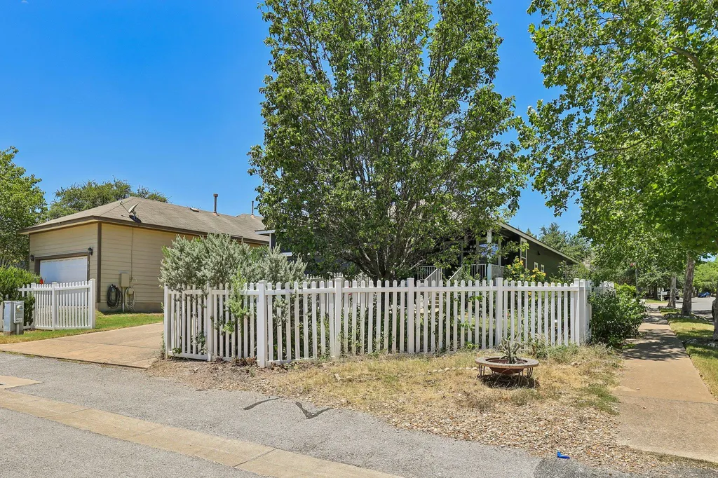 284 Wetzel Kyle TX 78640