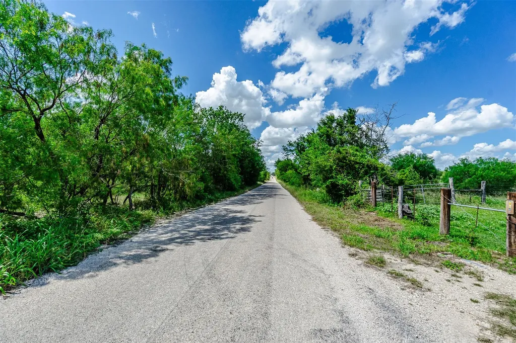 3109 Tenney Creek Road Luling TX 78648