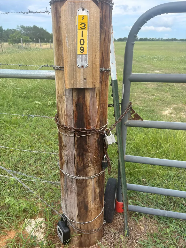 3109 Tenney Creek Road Luling TX 78648