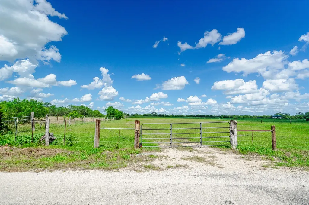 3109 Tenney Creek Road Luling TX 78648