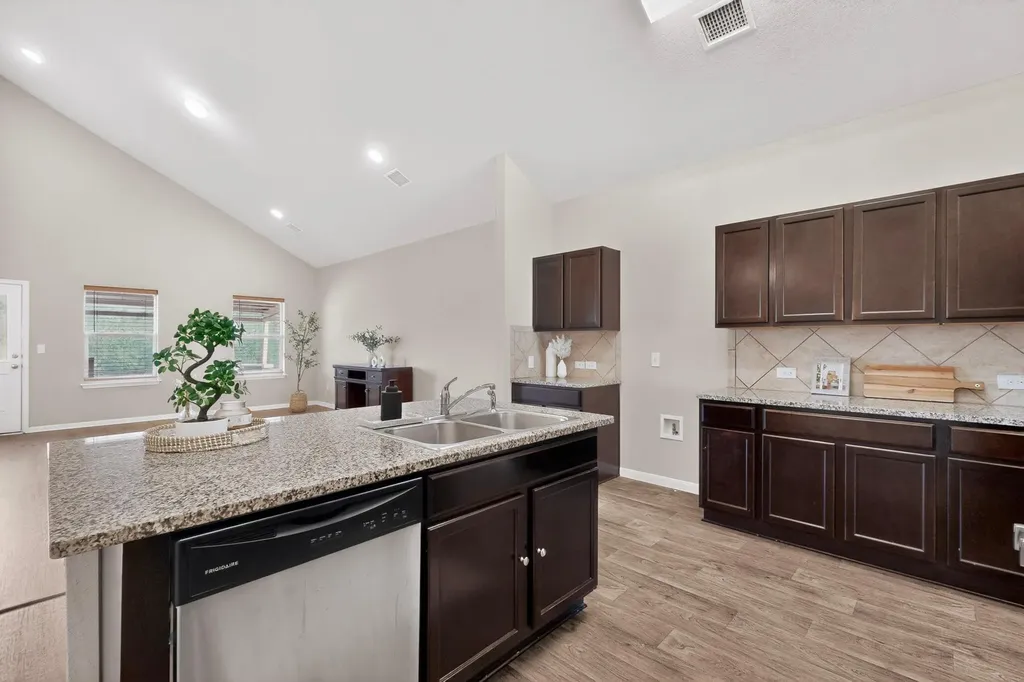5905 Diamondleaf Bend Austin TX 78724