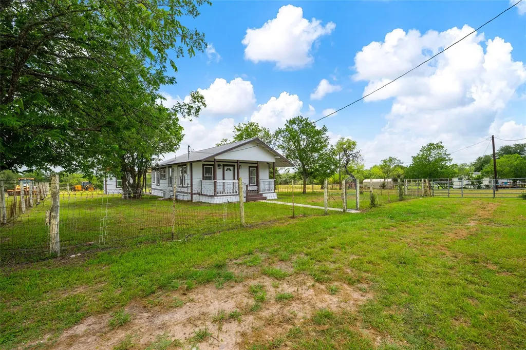 2515 Highway 21 W Dale TX 78616