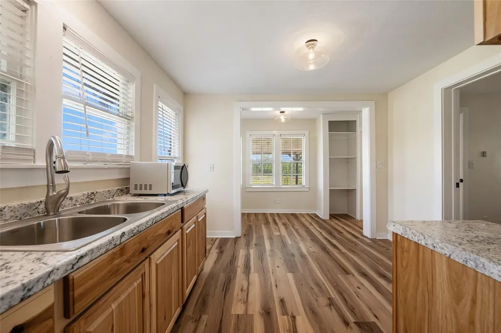 2515 Highway 21 W Dale TX 78616
