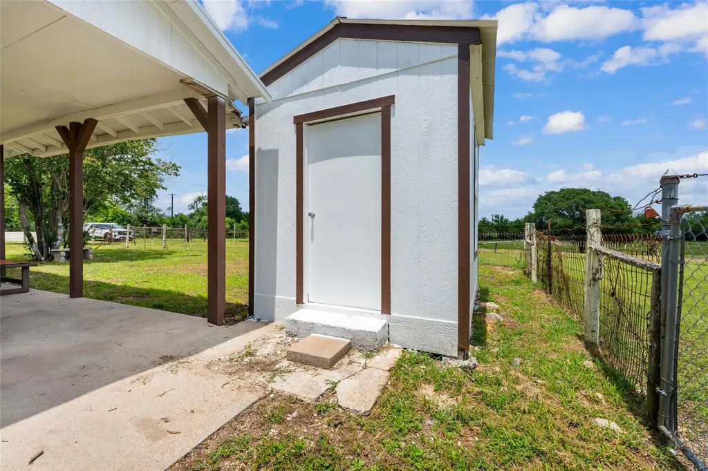 2515 Highway 21 W Dale TX 78616