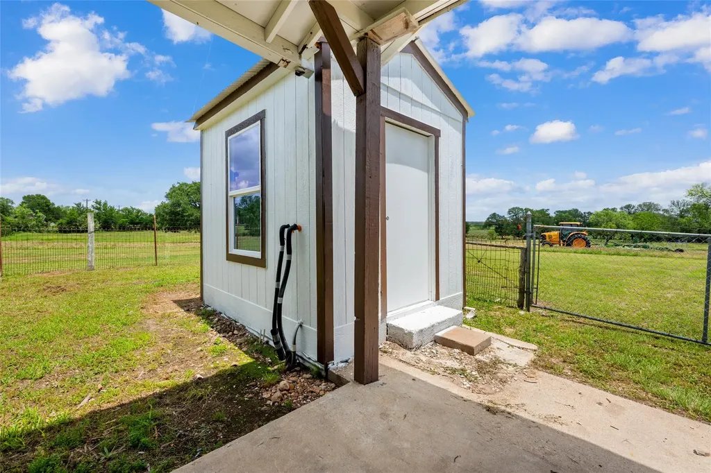 2515 Highway 21 W Dale TX 78616