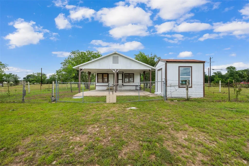 2515 Highway 21 W Dale TX 78616