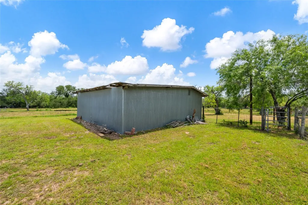 2515 Highway 21 W Dale TX 78616