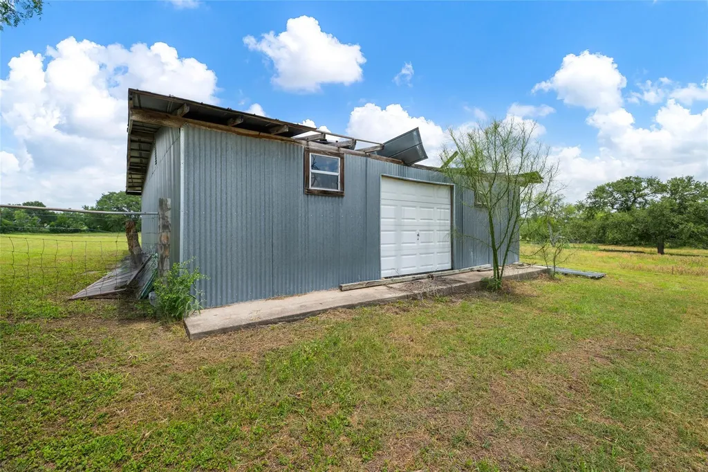 2515 Highway 21 W Dale TX 78616