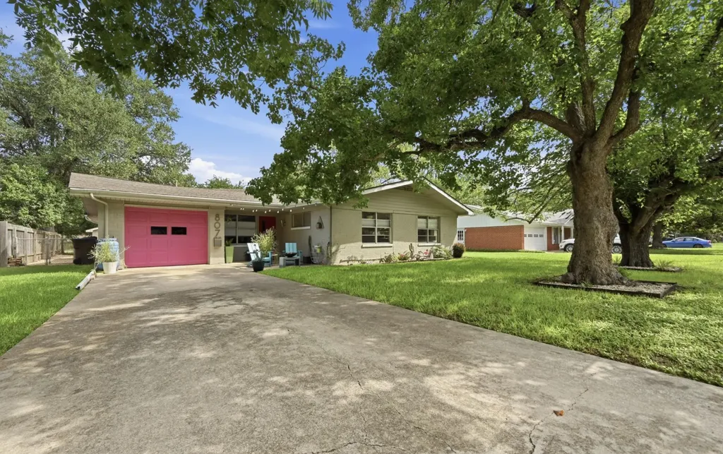 807 Campbell Street Lockhart TX 78644