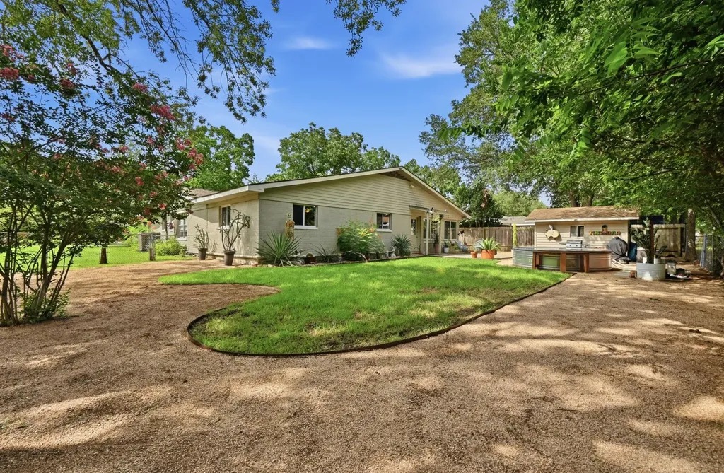 807 Campbell Street Lockhart TX 78644