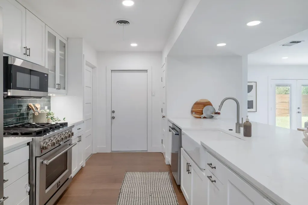 2902 Skylark Drive Austin TX 78757