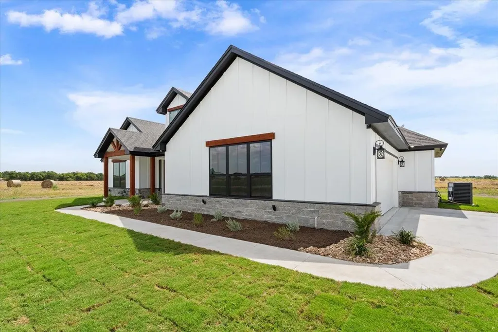 18085 Round Hall Road Holland TX 76534