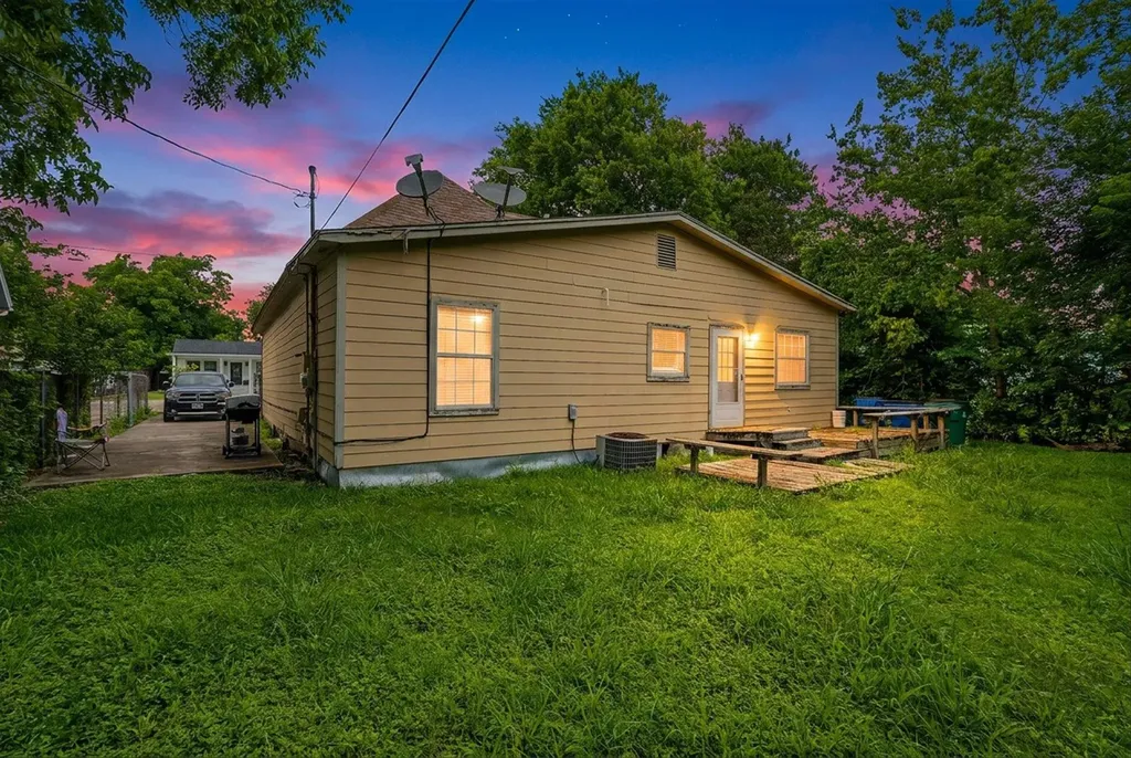 909 W 3rd Street Taylor TX 76574