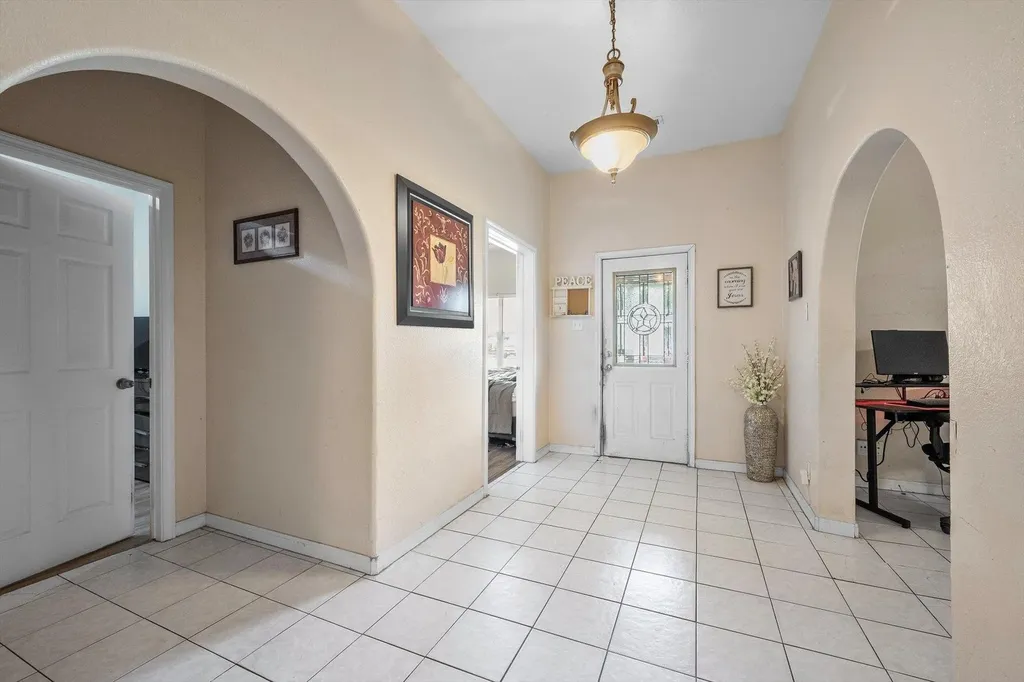 909 W 3rd Street Taylor TX 76574