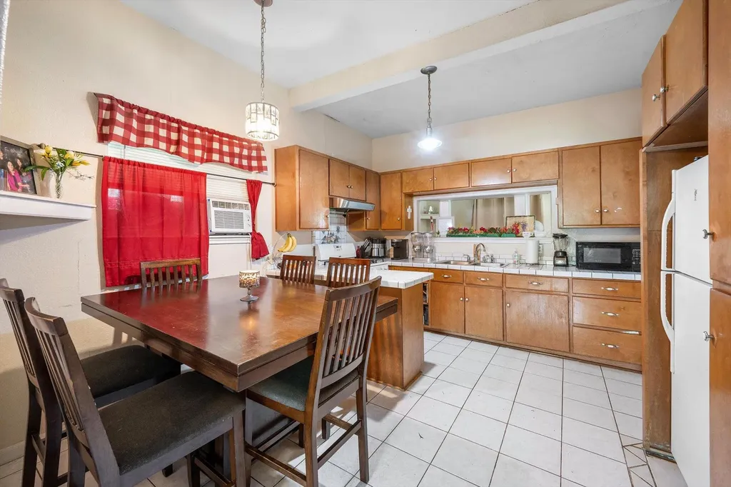909 W 3rd Street Taylor TX 76574