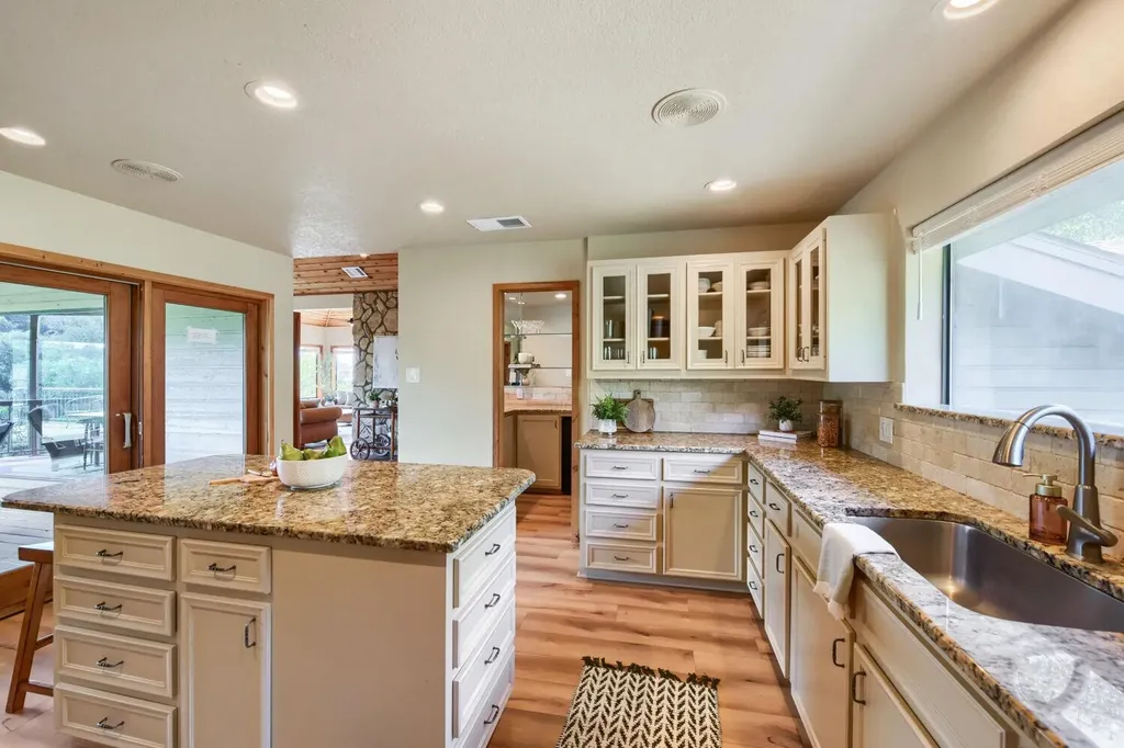 509 Coventry Road Spicewood TX 78669