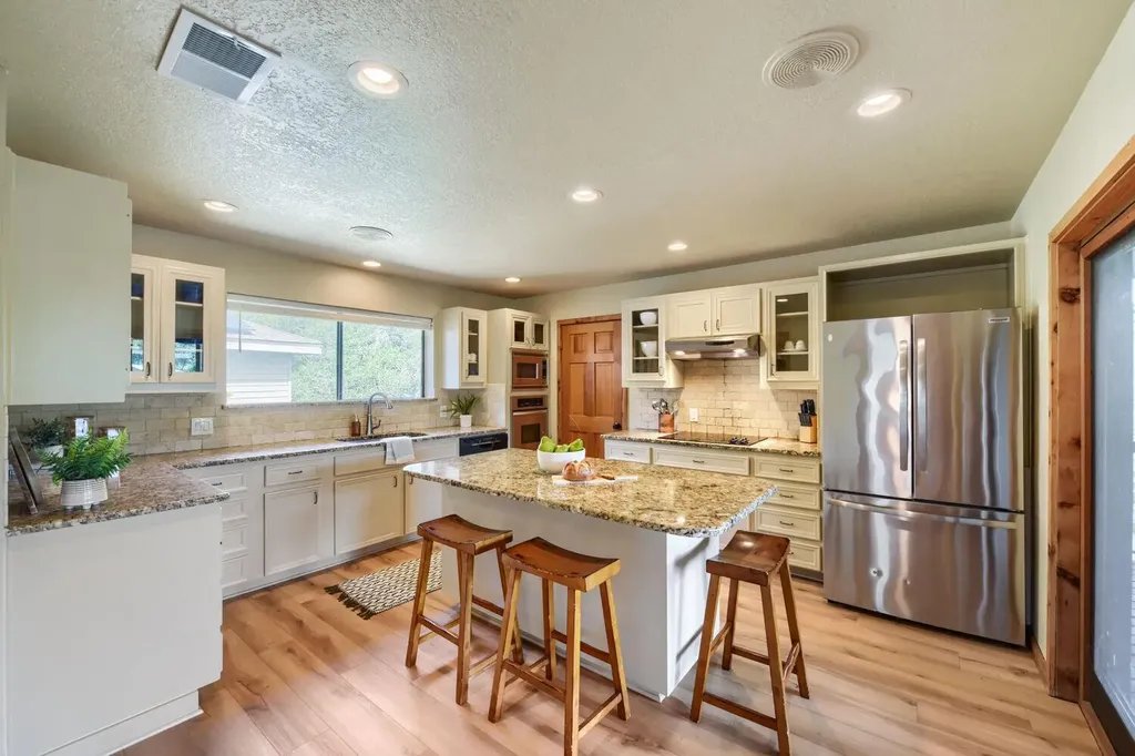 509 Coventry Road Spicewood TX 78669