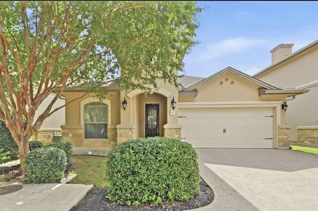 127 Via Villina Buda TX 78610