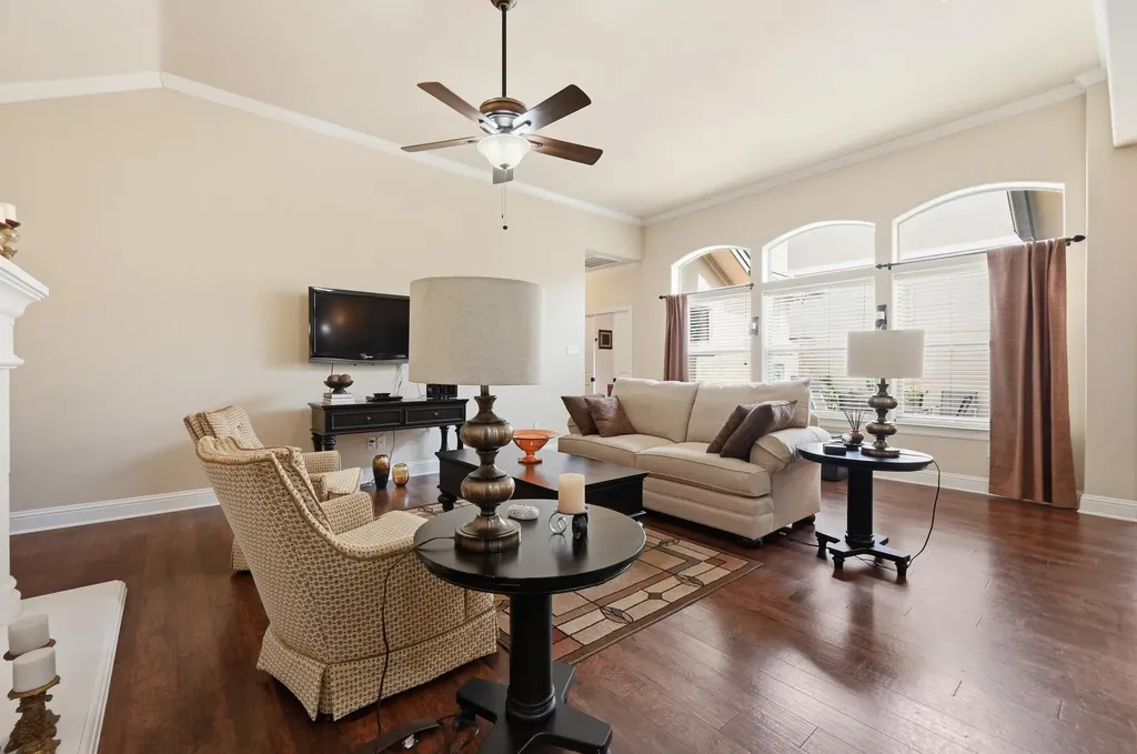 127 Via Villina Buda TX 78610
