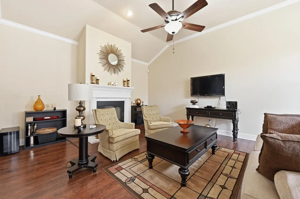 127 Via Villina Buda TX 78610