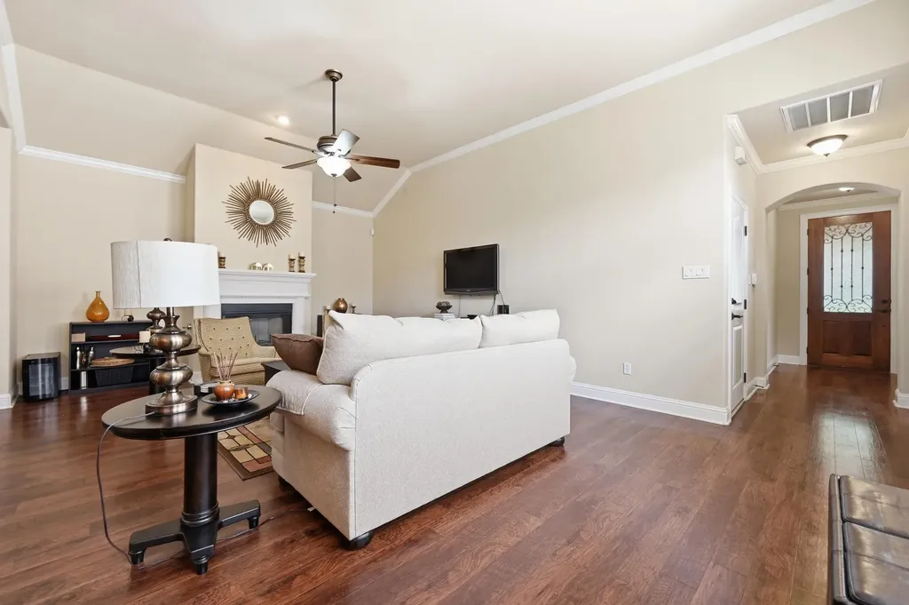 127 Via Villina Buda TX 78610