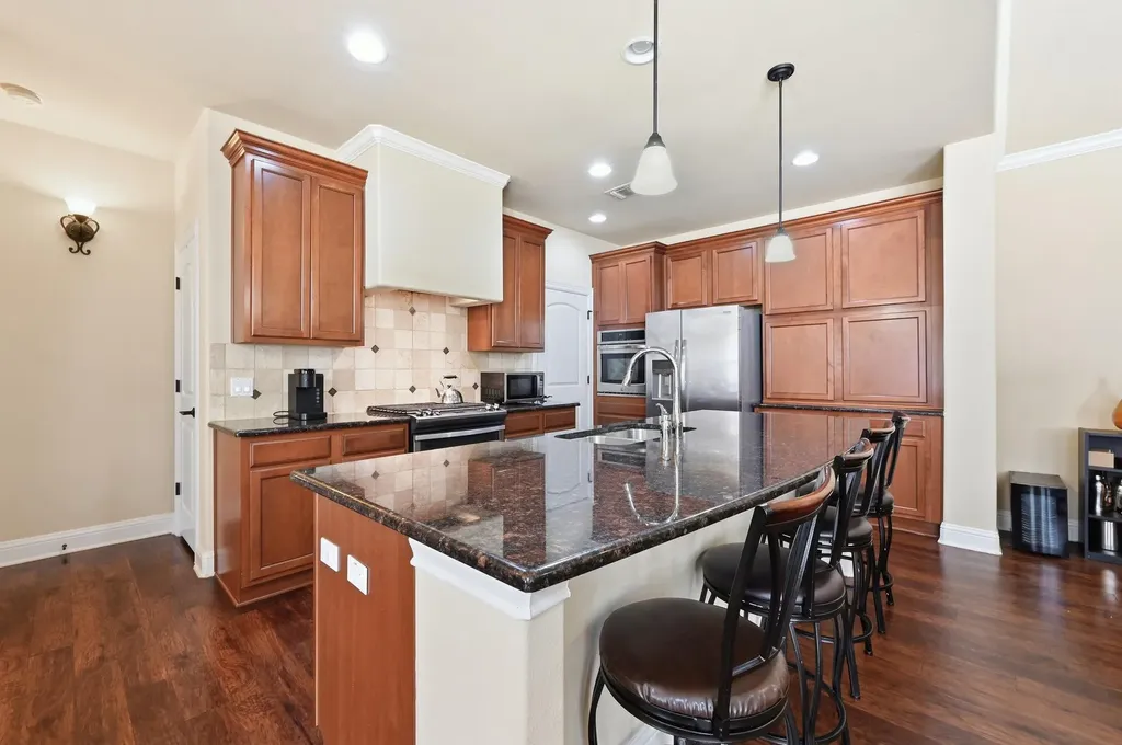 127 Via Villina Buda TX 78610