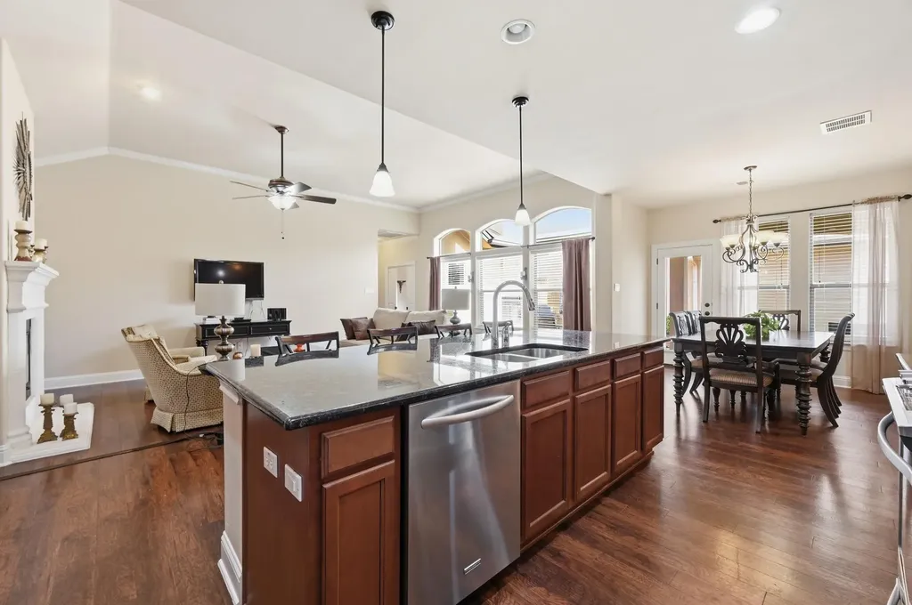 127 Via Villina Buda TX 78610