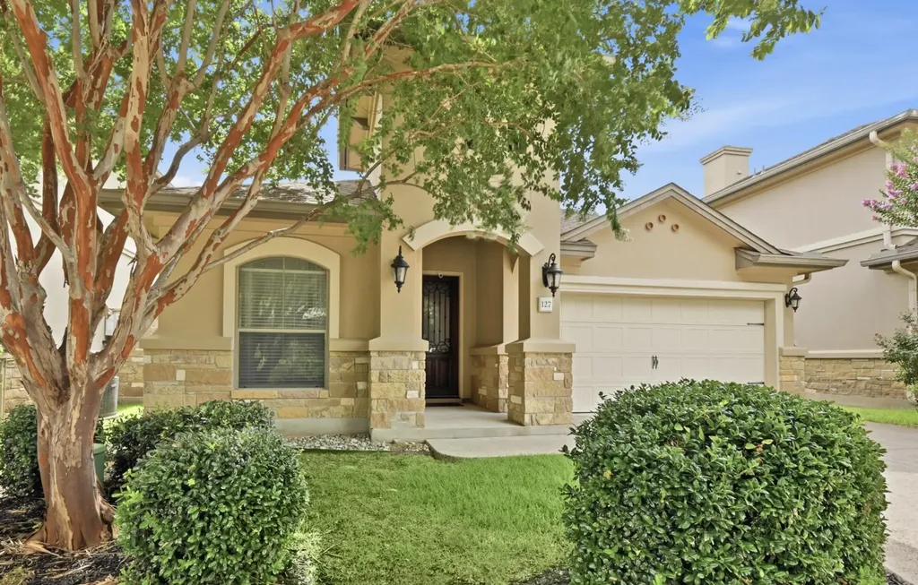 127 Via Villina Buda TX 78610