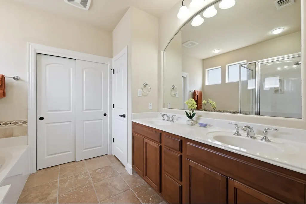 127 Via Villina Buda TX 78610