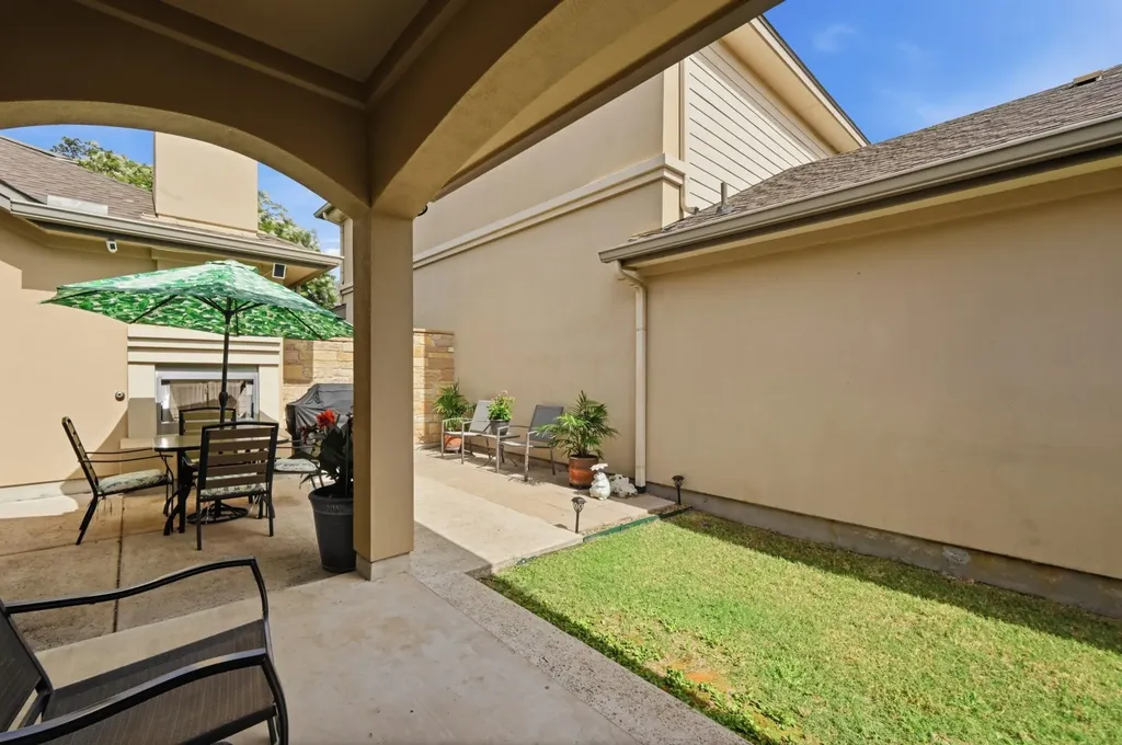 127 Via Villina Buda TX 78610