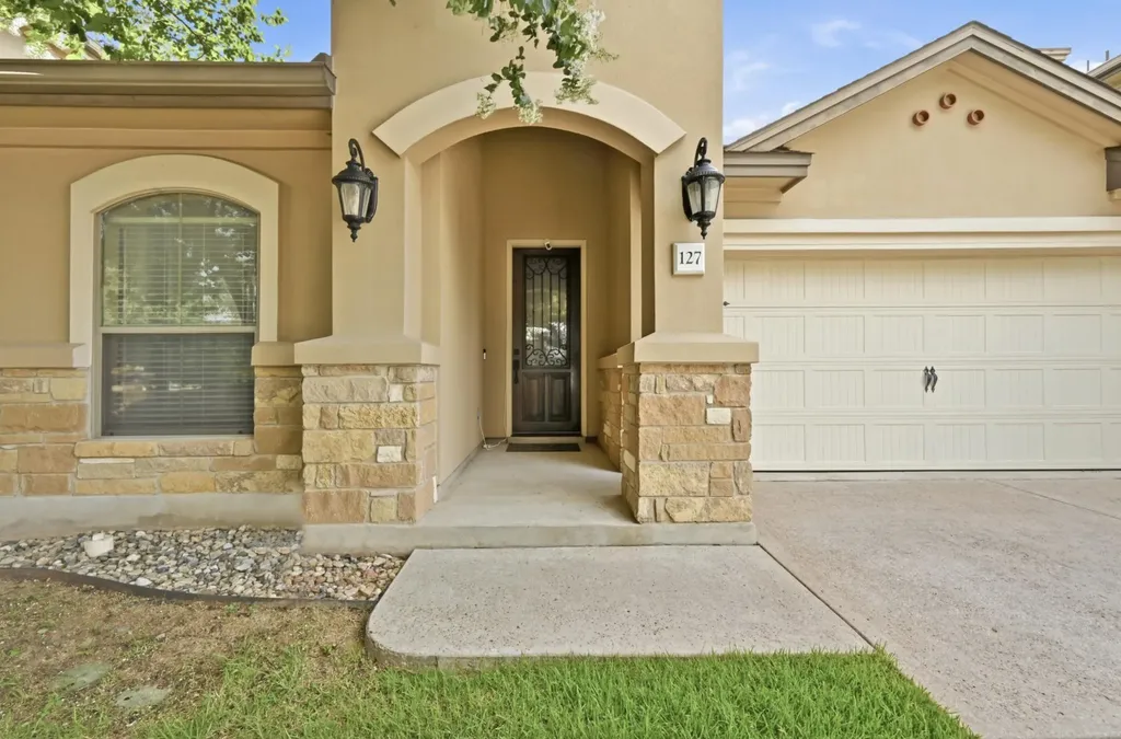 127 Via Villina Buda TX 78610