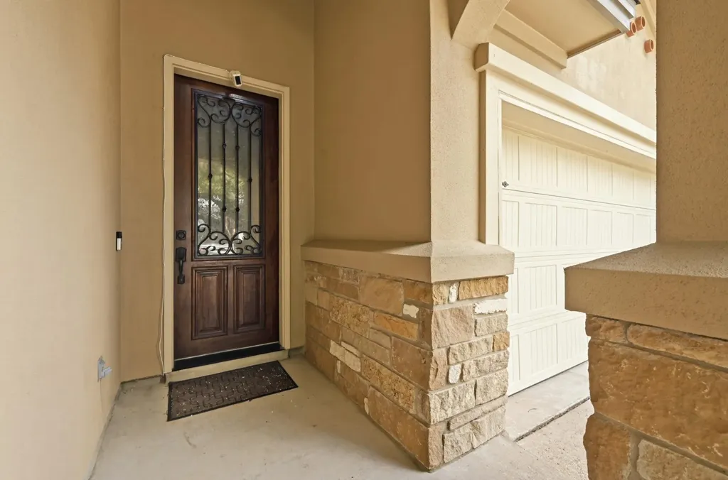 127 Via Villina Buda TX 78610
